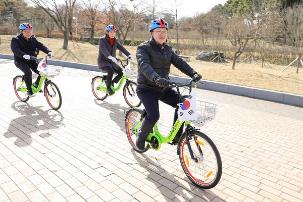 이장우 대전시장(오른쪽)은 1일 엑스포시민광장 일원에서 열린 ‘3.1절 자전거 대행진 행사’에 참석해 시민들을 만났다. [사진=대전시]