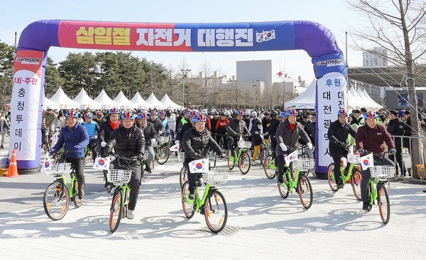이장우 시장(가운데)은 “우리나라 독립을 위해 헌신하신 선조들을 기리는 3.1절을 맞아 시민분들과 만나게 돼 기쁘다”라면서 “타슈를 확충해 자전거 이용을 원하는 시민 누구나 쉽고 편하게 탈 수 있는 일류자전거 도시를 만들겠다. 시민 여러분도 자전거 타기 생활화에 앞장서 주시길 바란다”고 말했다. [사진=대전시]