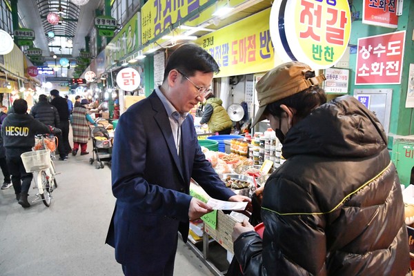 (왼쪽) 성창훈 한국조폐공사 사장은 지난 6일 전통시장에서 온누리상품권으로 직접 물건을 구매하고 있다. [사진= 조폐공사]