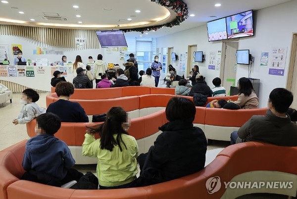 지난달 13일 서울의 한 소아청소년과에 많은 어린이 환자들이 보호자와 진료를 기다리고 있다. [사진=연합뉴스]