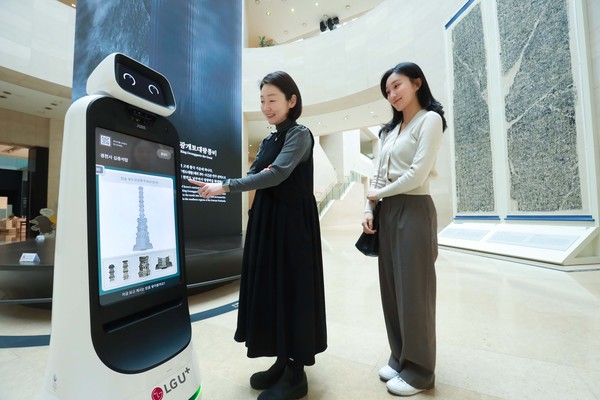 LG유플러스 모델이 국립중앙박물관에서 U+안내로봇을 따라 이동하고 있다. [사진=LG유플러스]