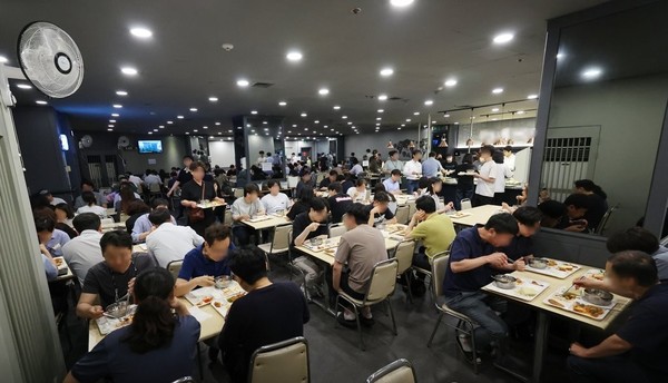 지난해 6월 서울 시내 한 오피스빌딩 지하에 위치한 구내식당에서 직장인들이 점심을 먹고 있다. [사진=연합뉴스]