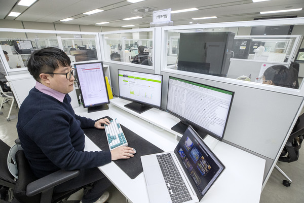 KT 직원이 서울 광화문에 위치한 고객센터에서 AI 클린 메시징 시스템으로 스팸 메시지를 분석하고 있다. [사진=KT]
