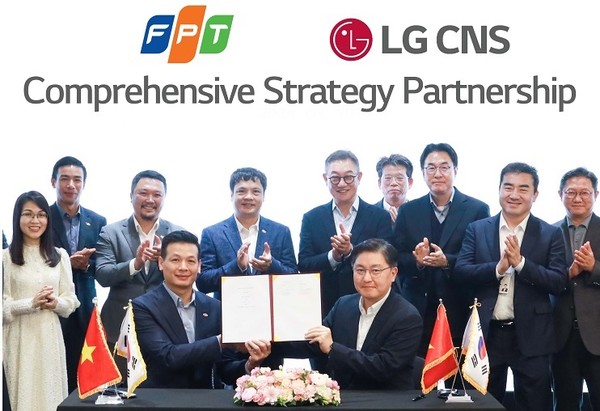 현신균 LG CNS 대표(오른쪽 다섯번째)와 응우옌 반 코아 FPT그룹 CEO(왼쪽 네번째) 등 관계자들이 참석한 가운데 박상균 통신·유통·서비스사업부장 전무와 부 아잉 두 FPT그룹 CTO가 MOU를 체결하고 있다. [사진=LG CNS]
