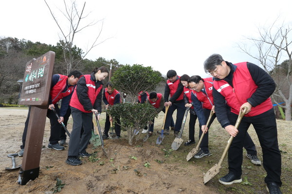 LG생활건강 임직원과 울산 지역사회 관계자들이 지난 26일 울산 양정동 오치골공원에서 나무를 심고 있다. [사진=LG생활건강]