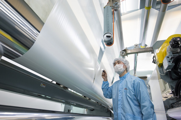 SK아이이테크놀로지 직원이 리튬이온 배터리 분리막(LiBS) 생산 공정을 살펴보고 있다. [사진=SK이노베이션]