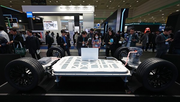 지난 6일 서울 강남구 코엑스에서 열린 '2024 인터배터리(INTER BATTERY)' 삼성SDI 부스에 자사 배터리를 활용한 전기차 배터리팩 컨셉 모델이 전시돼 있다. [사진=연합뉴스]