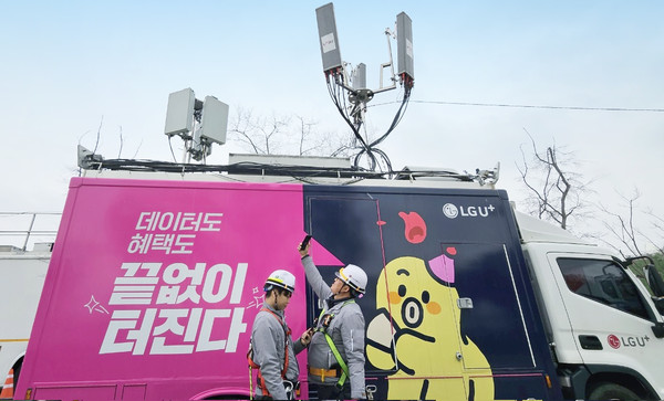 LG유플러스 임직원이 이동차량 기지국 앞에서 네트워크를 점검하고 있다. [사진=LG유플러스]