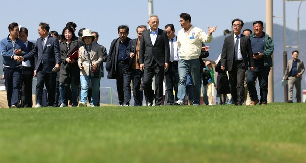 유인촌 문화체육관광부 장관이 1일 전남 순천시를 방문해 대한민국 문화도시 현장인 순천만 국가정원을 둘러보고 있다. [사진=문체부]