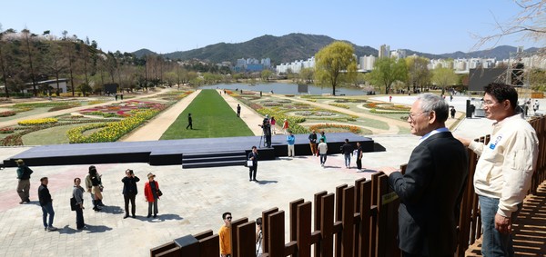 유인촌 문화체육관광부 장관이 1일 전남 순천시를 방문해 대한민국 문화도시 현장인 순천만 국가정원을 둘러보고 있다. [사진=문체부]