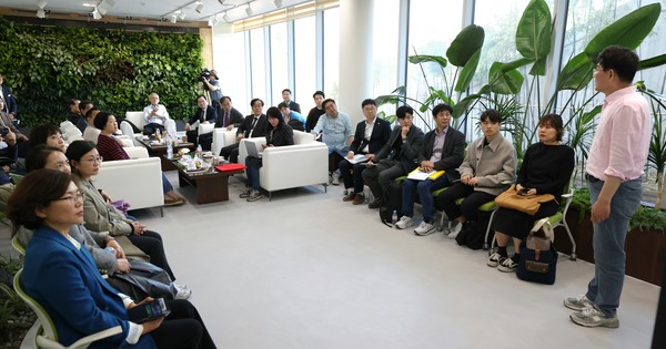 유인촌 문화체육관광부 장관이 1일 전남 순천시를 방문해 대한민국 문화도시 현장인 순천만 국가정원을 둘러본 뒤 정원지원센터에서 노관규 순청시장에게 대한민국 문화도시 계획에 대한 설명을 듣고 있다. [사진=문체부]