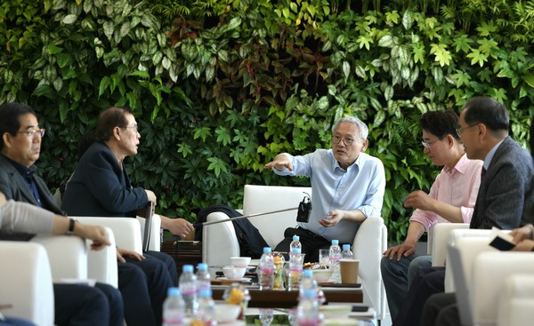 유인촌 문화체육관광부 장관이 1일 전남 순천시를 방문해 대한민국 문화도시 현장인 순천만 국가정원을 둘러본 뒤 정원지원센터에서 노관규 순청시장에게 대한민국 문화도시 계획에 대한 설명을 듣고 의견을 나누고 있다. [사진=문체부]