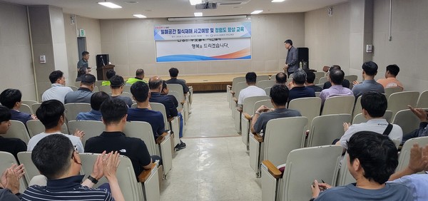 대전시 상수도사업본부는 22일 상수도사업본부 대강당에서 공사계약업체 대표 및 현장대리인, 관련 공무원 등 70여 명을 대상으로 밀폐공간 질식재해 사고예방 교육을 진행했다. 김영빈 대전시 상수도사업본부장은 "업무담당자와 작업자의 재해예방 안전의식 제고를 위해 정기적인 교육이 필요하며, 밀폐공간 질식사고는 중대재해로 이어지기 때문에 무엇보다도 밀폐공간 작업 절차 준수와 감독공무원의 관심이 중요하다"고 말했다. [사진=대전시]