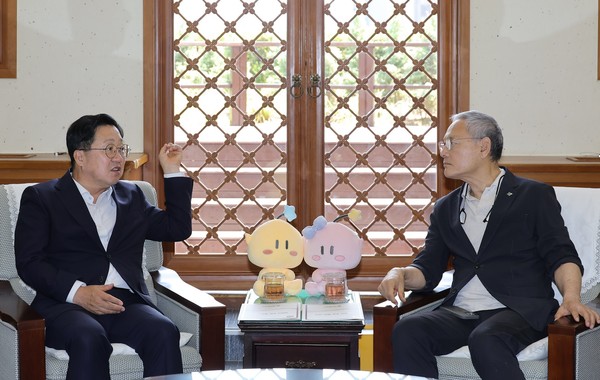 이장우 대전시장(왼쪽)과 유인촌 문화체육관광부 장관은 19일 옛 충남도청사에서 옛 충남도청사 활용 방안 및 대전시 주요 문화예술 현안 사업에 대해 환담을 나눴다.[사진=대전시]