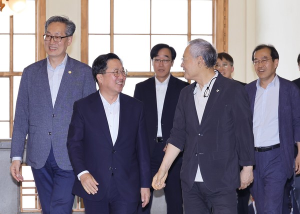 이장우 대전시장(가운데)과 유인촌 문화체육관광부 장관이 19일 옛 충남도청사 환담장소로 이동하면서 인사를 나누고 있다. [사진=대전시]