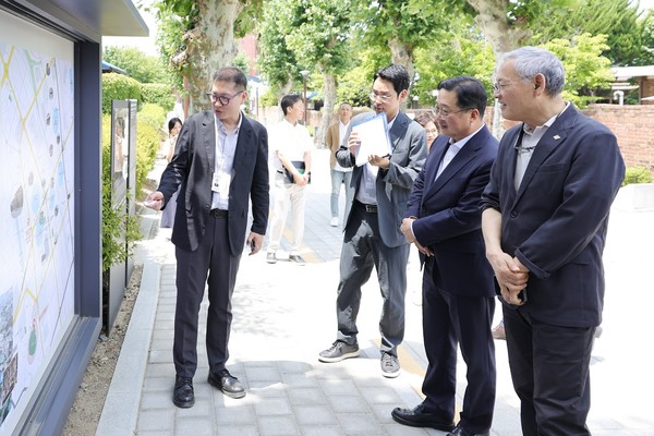 (오른쪽부터) 유인촌 문화체육관광부 장관과 이장우 대전시장이 19일 환담 후 테미오래(옛 충남도 관사촌)를 시찰하고 대전시 관계자의 설명을 듣고 있다. [사진=대전시]