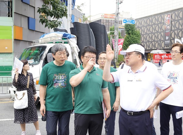 대전 0시 축제 관계자에게 8일 이장우 대전시장(오른쪽)이 "인파관리와 여름 폭염 대책에 만전을 기할 것"을 당부하고 있다. 대전시는 무사고 0시 축제를 위해 안전 인력을 1일 875명을 배치하고, 경찰과 소방 인력을 지난해보다 2배 이상 증원했다. 또 CCTV 관제로 지상과 지하 구간의 사각지대까지 살필 예정이다. [사진= 대전시] 