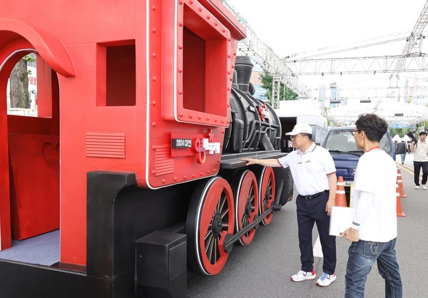 이장우 대전시장(가운데)이 8일 '2024 대전 0시 축제' 전시된 시설물을 점검하고 있다. [사진=대전시]