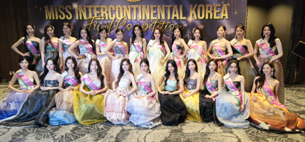 28일 서울 동대문 JW 메리어트호텔 그랜드볼룸에서 개최된 2024년 미스콘티넨탈 코리아 대회에 참석한 후보자들이 기념촬영을 하고 있다. [사진=스포츠서울]