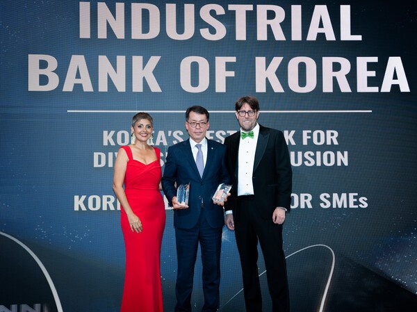 12일(현지시간) 싱가포르에서 개최된 'Euromoney Award for Excellence 2024' 시상식에 참석한 김성태 IBK기업은행장(가운데)이 대한민국 최우수 중기금융 은행상과 포용금융 은행상을 수상하고 아니타 카푸르 유로머니 시상식 진행자(왼쪽), 엘리엇 월슨 유로머니 아시아 편집장과 기념촬영을 하고 있다. [사진=IBK기업은행]