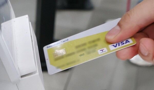 서울의 한 식당 키오스크에서 한 시민이 신용카드로 결제하는 모습 [사진=연합뉴스]