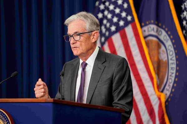 제롬 파월 미국 연방준비제도 의장이 19일(현지시간) 연방공개시장위원회 회의에서 금리동결을 결정한 이후 취재진의 질문에 답하고 있다. [사진=로이터/연합뉴스]