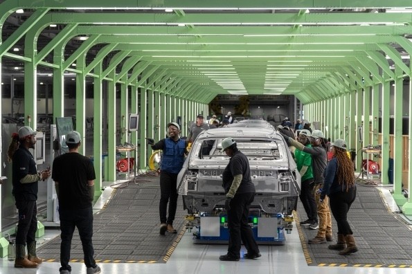 오는 26일(현지시간) 준공식을 앞둔 미국 조지아주 '현대차그룹 메타플랜트 아메리카'(HMGMA)에서 작업자들이 아이오닉5를 조립하고 있다. [사진=현대차그룹]