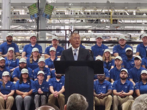 26일(현지시간) HMGMA 준공식에서 인사말 하는 정의선 현대차그룹 회장. [사진=연합뉴스]