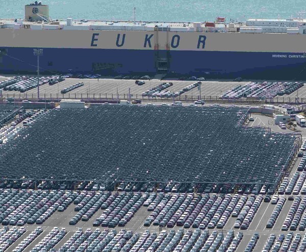 2일 현대자동차 울산공장 수출선적부두에 차량 이송용 대형 선박(카캐리어 선박)이 대기하고 있다. [사진=연합뉴스]