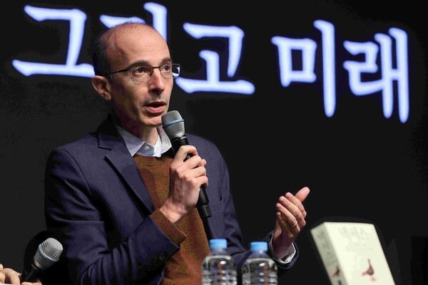 유발 하라리 작가가 지난달 20일 서울 종로구 노무현시민센터에서 열린 신간 '넥서스' 출간 기자간담회에서 인사말을 하고 있다. 넥서스는 AI의 의미와 본질을 다룬 책이다. [사진=연합뉴스]