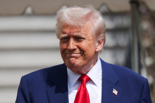 도널드 트럼프 미국 대통령이 지난 3일(현지시간) 미국 워싱턴 DC 백악관에서 플로리다로 떠나기 위해 마린 원에 탑승하러 이동하고 있다. [사진=로이터/연합뉴스]