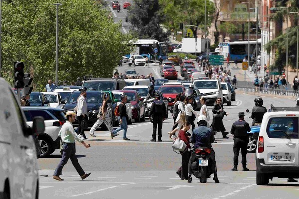 28일(현지시간) 대규모 정전으로 신호등이 꺼진 가운데 스페인 마드리드 시내 도로에 차량과 사람들이 뒤엉켜 있다. [사진=AFP/연합뉴스]