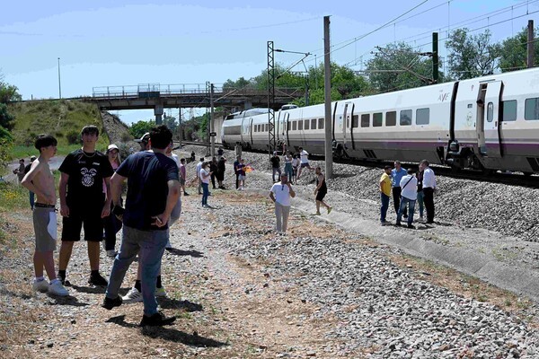 스페인 코르도바 인근에서 정차한 고속열차에서 내린 시민들이 당황해하고 있다. [사진=AFP/연합뉴스] 