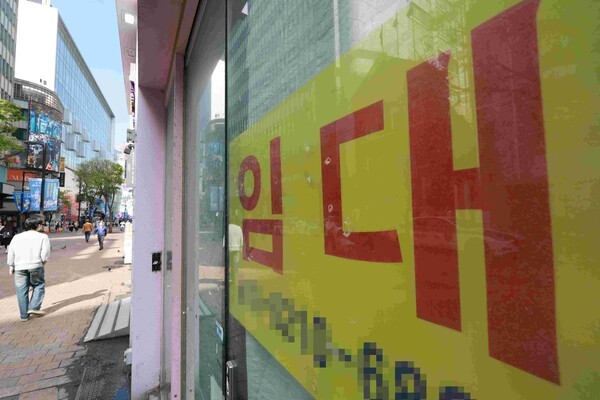  지난 20일 서울 명동거리 한 상가가 비어 있는 모습. [사진=연합뉴스]