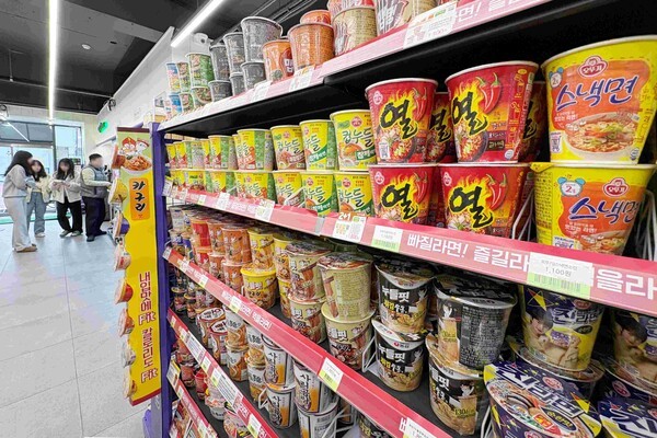 지난달 14일 서울 시내 한 편의점에 진열된 컵라면. [사진=연합뉴스]