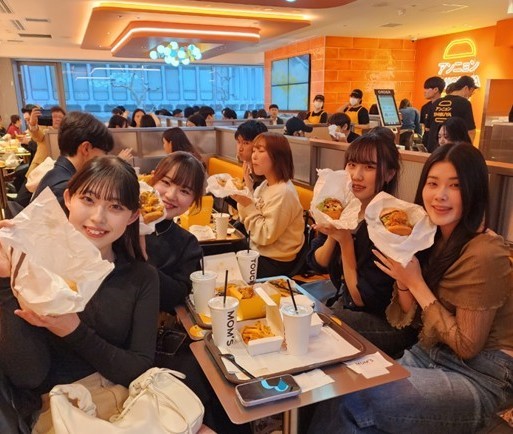 시부야 맘스터치 매장에서 현지 고객들이 제품을 즐기고 있다. [사진=맘스터치앤컴퍼니]
