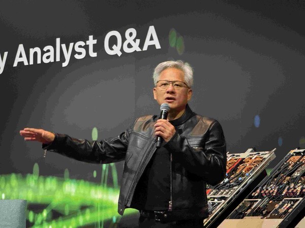 젠슨 황 엔비디아 CEO가 21일(현지시간) 대만 타이베이 만다린 오리엔탈 호텔에서 열린 '글로벌 미디어 Q&A' 행사에서 취재진 질문에 답하고 있다. [사진=연합뉴스]