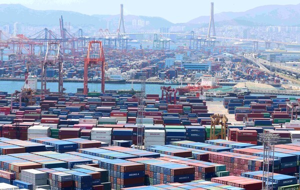 지난달 30일 부산항 신선대부두, 감만부두에 컨테이너가 가득 쌓여 있는 모습. [사진=연합뉴스]