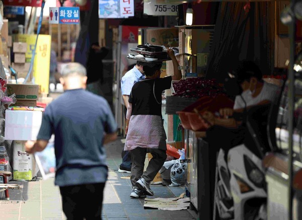 28일 서울 남대문시장에서 시민들이 이동하고 있다. [사진=연합뉴스] 