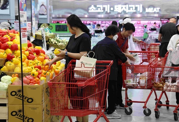 3일 서울의 한 대형마트를 찾은 시민들이 장을 보고 있다. [사진=연합뉴스] 