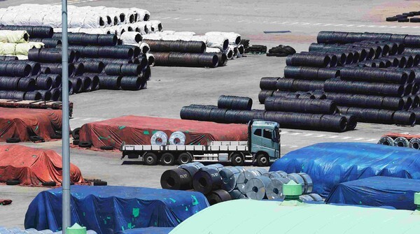 도널드 트럼프 대통령이 미국으로 수입되는 외국산 철강·알루미늄 제품에 대해 인상하기로 한 50% 관세가 발효된 4일 경기도 평택항에 철강 제품이 쌓여 있다. [사진=연합뉴스]