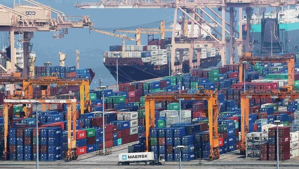 지난 1일 경기도 평택항에 컨테이너가 쌓여 있는 모습. [사진=연합뉴스] 