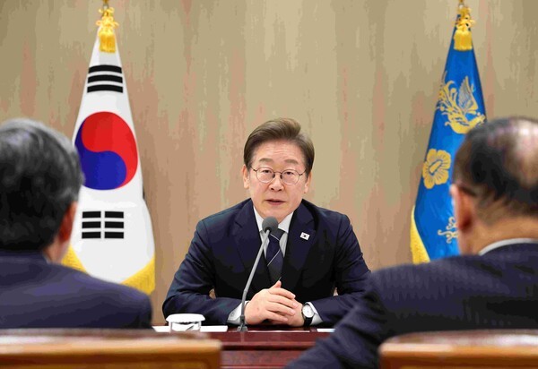 이재명 대통령이 13일 용산 대통령실에서 이스라엘의 이란 공습관련 경제안보 긴급 점검회의를 하고 있다. [사진=대통령통신사진기자단/연합뉴스]