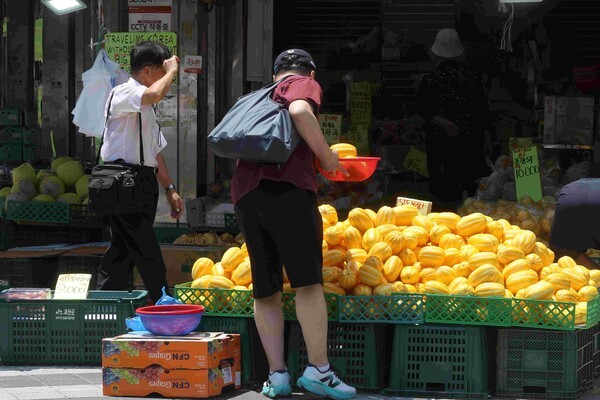 지난 22일 서울 남대문시장에서 시민들과 관광객들이 상점을 둘러보고 있다. [사진=연합뉴스] 