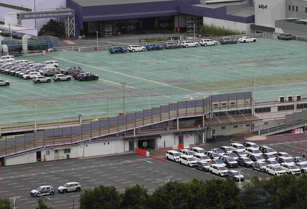 지난 24일 경기도 광명시 기아 오토랜드 광명에 출고 대기 중인 차량이 주차돼 있다. [사진=연합뉴스]