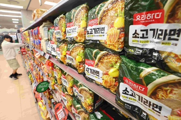 지난 6월 29일 서울 중구 롯데마트에 진열된 PB라면. [사진=연합뉴스]