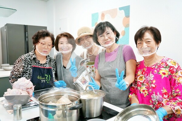 (오른쪽 두번째) 김인식 대전시사회서비스원 원장. [사진=대전시사회서비스원]