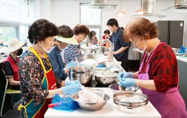 16일 10시 중구 대사동에 위치한 공유 주방에서 노인맞춤돌봄서비스 특화 대상자인 독거노인 20명이 참여하는 첫 프로그램이 진행됐다. 김인식 대전시사회서비스원장과 사회복지사 등 임직원 및 독거노인 20명이 함께 직접 재료를 손질하고 삼계탕을 만드는 시간을 가졌다. [사진=대전시사회서비스원]