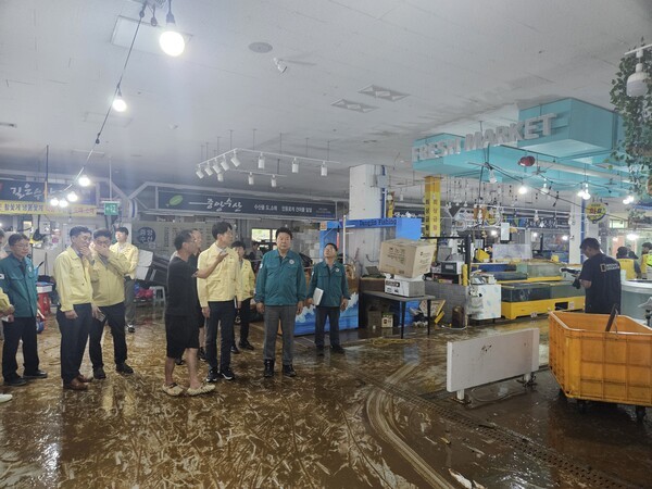 당진전통시장 175개 점포에서 바닥 침수 등의 피해가 발생했다. [사진= 중기부]