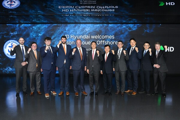HD현대와 에디슨 슈에스트 오프쇼어는 최근 미국 내 컨테이너 운반선 공동 건조를 위한 세부 협력방안 등을 논의했다. (왼쪽에서 다섯 번째부터) 디노 슈에스트 에디슨 슈에스트 오프쇼어 대표와 정기선 HD현대 수석부회장이 포즈를 취하고 있다. [사진=HD현대]